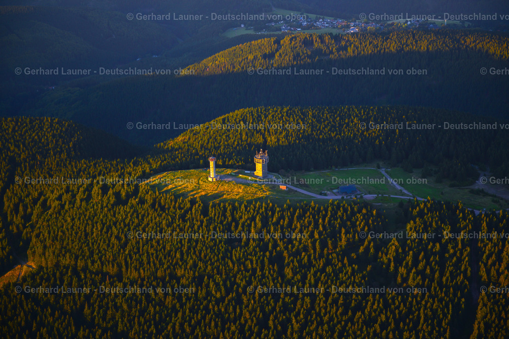 3638660 | GEHLBERG 25.08.2016 Funkturm und Sendeanlage " Schneekopfturm " auf der Kuppe des Bergmassives Schneekopf in Gehlberg im Thüringer Wald im Bundesland Thüringen, Deutschland. Weiterführende Informationen bei: DFMG Deutsche Funkturm GmbH. // Radio tower and transmitter on the crest of the mountain range " Schneekopfturm " in Gehlberg in the Thuringian Forest in the state Thuringia, Germany. Further information at: DFMG Deutsche Funkturm GmbH. Foto: Gerhard Launer