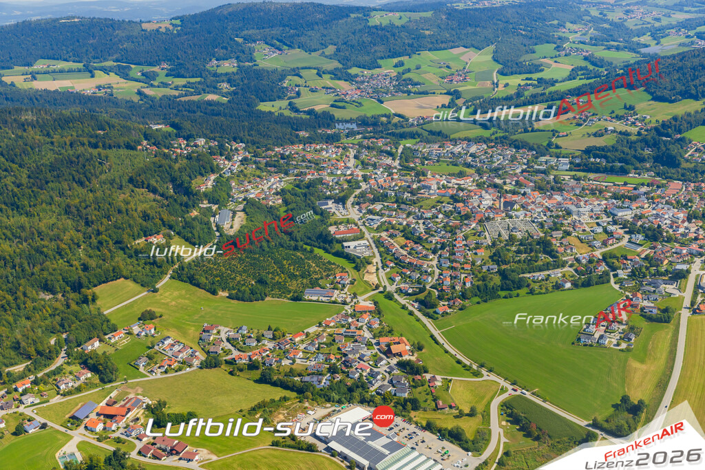 Luftaufnahme der Stadt Hauzenberg - Die Luftaufnahme wurde 2025 vom UL-Flugzeug heraus erstellt ( keine Drohne ) - Hochauflösende Luftaufnahme - für professionelle Ausdrucke geeignet. Die Geschenkidee !Mit Lizenz und Bildrechte bestellbar