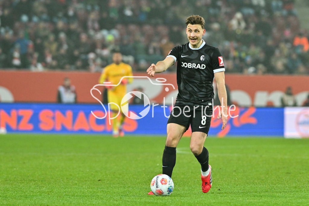 FC Augsburg - SC Freiburg | AUGSBURG, GERMANY - 18. JANUARY: am Ball Maximilian EGGESTEIN (SC Freiburg 8) / Einzelfoto / Freisteller während dem Bundesligamatch zwischen dem FC Augsburg und dem SC Freiburg am 18. Spieltag in der WWK-Arena / DFL REGULATIONS PROHIBIT ANY USE OF PHOTOGRAPHS AS IMAGE SEQUENCES AND/OR QUASI-VIDEO