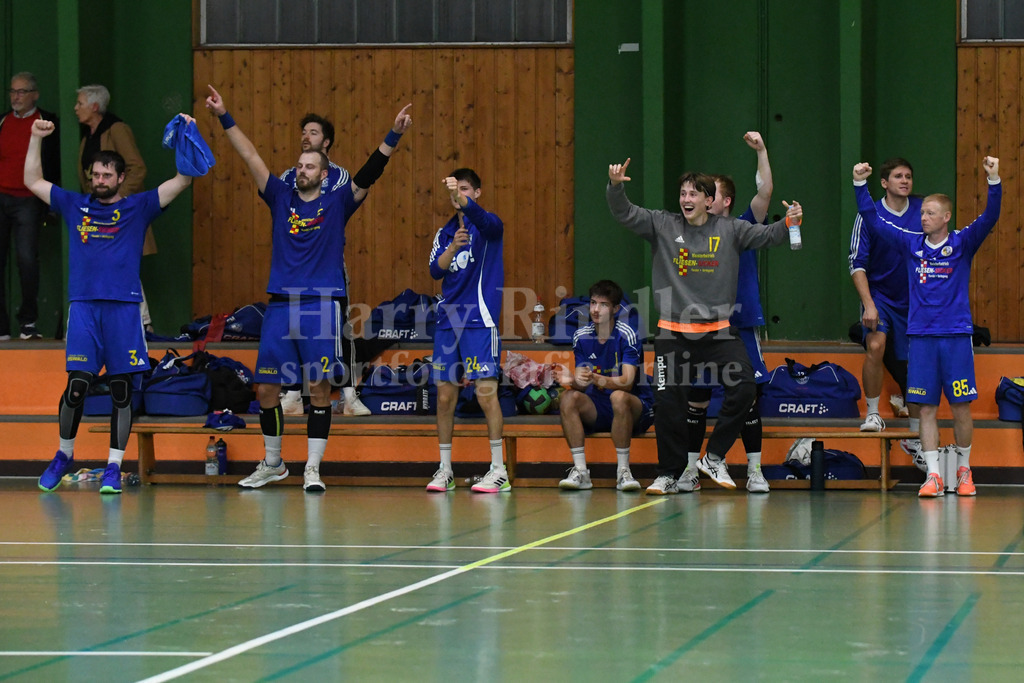 SSG Metten :  TSV 1861 Mainburg  | Freude auf der Bank v.l. Jan Matousik (SSG Metten #3); Karel Kveton (SSG Metten #2; Emanuel Pirzer (SSG Metten #24); Max Bürger (Tormann SSG Metten #17); Manuel Schwab (SSG Metten #85) und Trainer Florian Sedlmeier (Chef-Trainer SSG Metten)  - Realisiert mit Pictrs.com
