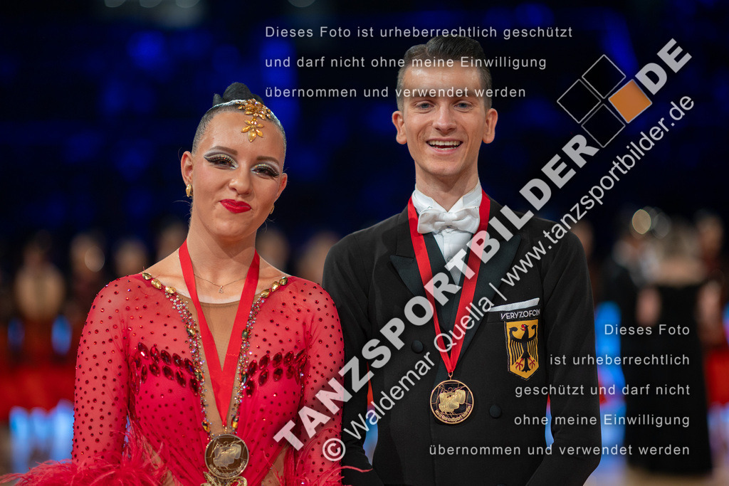 20251206-05902 | Hier finden Sie Tanz Bilder vom Latein und Standard Formationen tanzen. Sportbilder vom Tanzsport. Schöne Fotos und von Weltmeisterschaft, Europameisterschaft, Bundesliga, Regionalliga, Oberliga und Landesliga sowie von GOC Stuttgart, DanceComp, WM Bremen