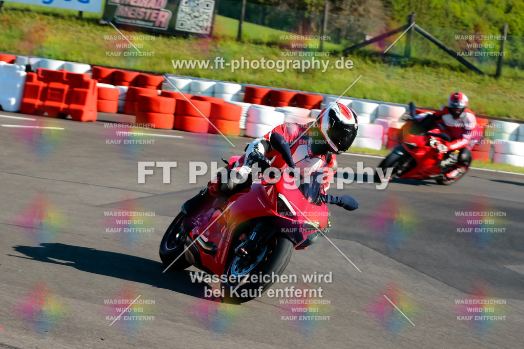 Moto-TeamOBK-21066 | Hier findet Ihr Bilder von Touristenfahrten auf der Nürburgring Nordschleife oder von anderen Veranstaltungen die ich besucht habe. Viel Spass beim Durch Schauen 