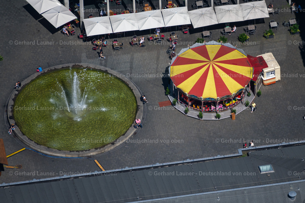 4035764 | BRAUNSCHWEIG 31.07.2020 Wasserspiele- Brunnen mit einem Fahrgeschäft am Schloßplatz in Braunschweig im Bundesland Niedersachsen, Deutschland. // Water - fountain with a fairground ride in Brunswick in the state Lower Saxony, Germany. Foto: Gerhard Launer