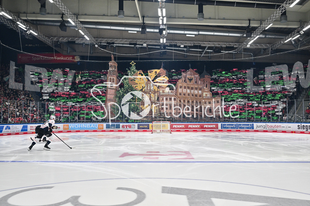 Augsburger Panther - Nürnberg Ice Tigers | AUGSBURG, GERMANY - 23. DECEMBER: die Fans der Augsburger Panther haben eine Choreo vorbereitet / Rathaus Weihnachten vor dem Match zwischen den Augsburger Panthern und den Nürnberg Ice Tigers am 31. Spieltag der Penny DEL im Curt Frenzel Stadion