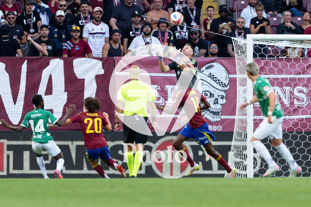 Brack Super League - Servette FC v FC Saint-Gall | Jeremy Frick (32 Servette FC) controls the ball (action) during the Brack Super League match between Servette FC and FC Saint-Gall at Stade de Geneve in Geneva, Switzerland