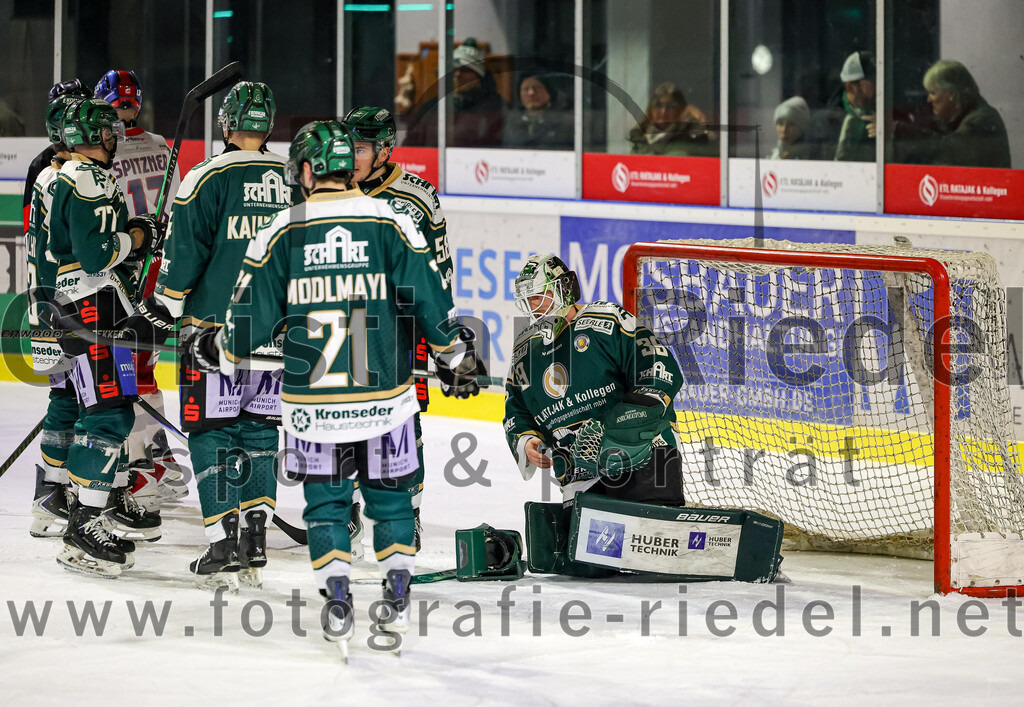 2026-01-18_109_TSV_Erding_gegen_Selber_Woelfe | Erding, Deutschland, 18.01.2026:Eishockey, Oberliga Süd 2025 / 2026, 38. Spieltag, TSV Erding gegen Selber Wölfe, Endergebnis: 2:3 n.V.Philipp Michl (Erding Gladiators, #77), Jesse Kauhanen (Erding Gladiators, #4), Erik Modlmayr (Erding Gladiators, #21), Torwart Leon Meder (Erding Gladiators, #39)Foto: Christian Riedel / fotografie-riedel.net