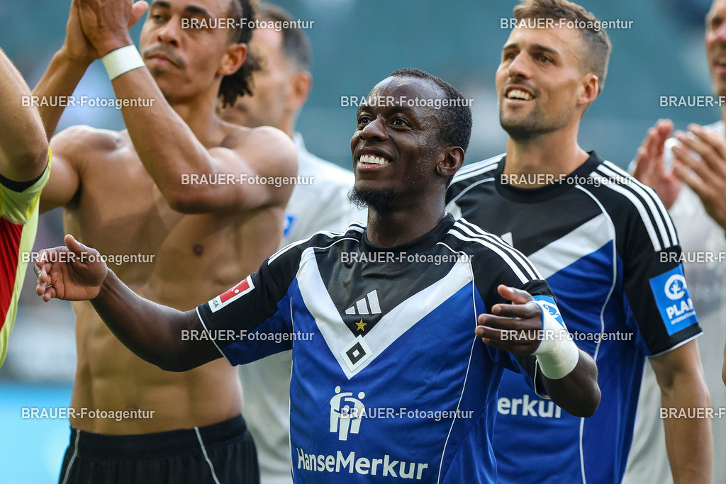 Borussia Mönchengladbach vs Hamburger SV - Bundesliga  | Mönchengladbach, Deutschland, 24.08.25:   Jean-Luc Dompe (Hamburger SV) lächelt, lacht waehrend des Spiels der Bundesliga zwischen Borussia Mönchengladbach vs Hamburger SV im Stadion im Borussia Park(Foto von Brauer-Fotoagentur / Adrian Schlueter)