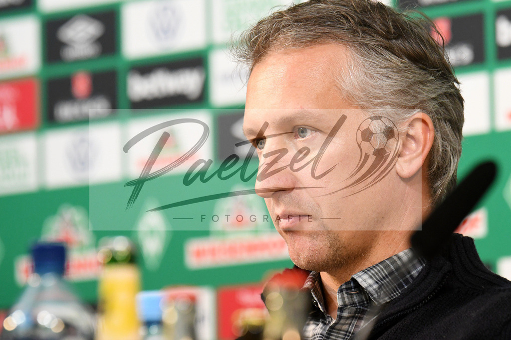 20200212_PKBREM_0007 | Fussball, Herren: Geschaeftsfuehrer Fussball Frank Baumann (SV Werder Bremen) schaut waehrend der Pressekonferenz des SV Werder Bremen auf dem wohninvest Weserstadion am 12.02.2020 in Bremen, Deutschland. - Realisiert mit Pictrs.com