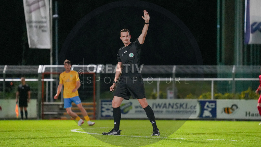 Fußball, Herren, Saison 2025/2026, Regionalliga Nordost, 8. Spieltag, FSV 63 Luckenwalde vs. FC Hertha 03 Zehlendorf, Dienstag 16.09.2025, Werner-Seelenbinder-Stadion Luckenwalde, | Fußball, Herren, Saison 2025/2026, Regionalliga Nordost, 8. Spieltag, FSV 63 Luckenwalde vs. FC Hertha 03 Zehlendorf, Dienstag 16.09.2025, Werner-Seelenbinder-Stadion Luckenwalde, Im Bild: DFB Schiedsrichter Richard Hempel - Realisiert mit Pictrs.com