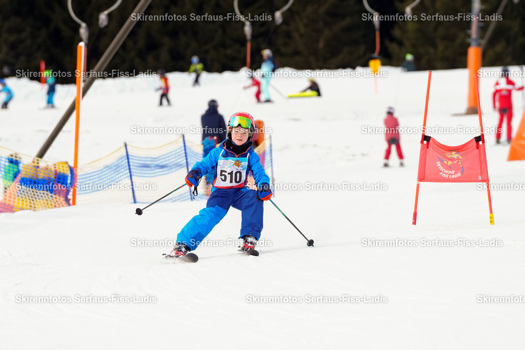 SRF_02.01.2026_0856 | Skirennfotos,Serfaus,Fiss,Ladis,Kinderskirennen,Winter,Tirol,Oberland,skirace,SFL,feelfree,weil wir's genießen,ski,Ski,skifahren,Sonnenplateau, - Realisiert mit Pictrs.com