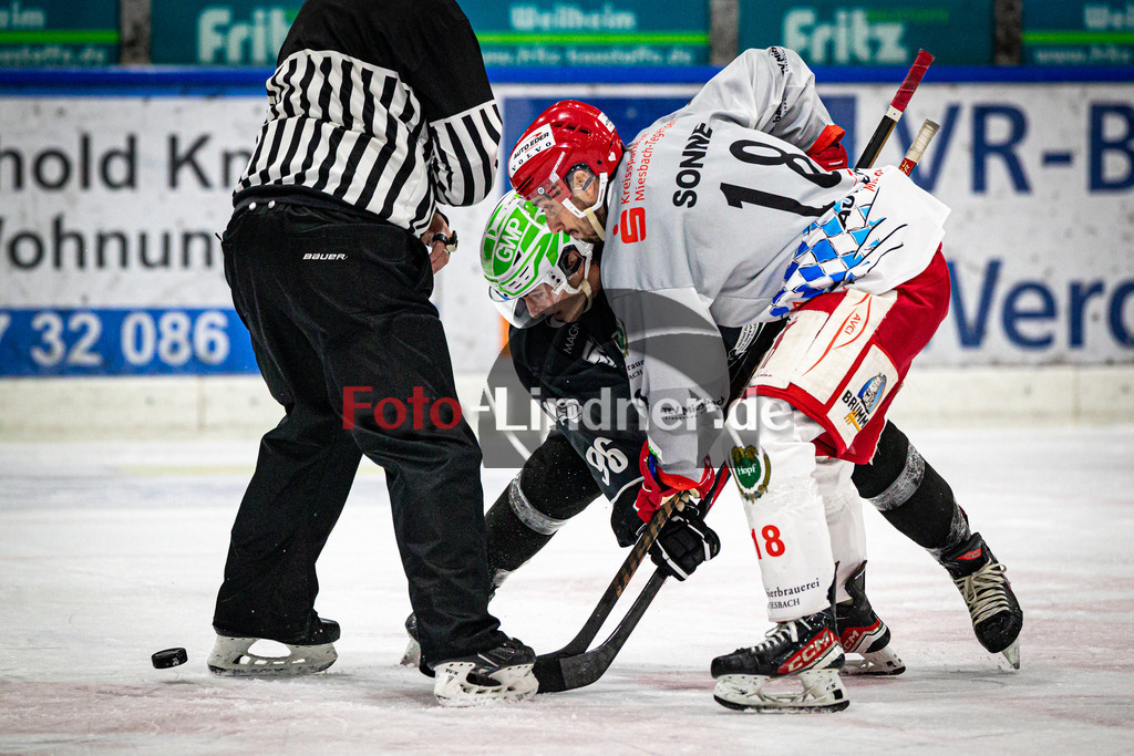 TSV Peißenberg MINERS gegen TEV Miesbach | Eishockey Bayernliga Herren Vorrunde 2024/25, TSV Peißenberg MINERS gegen TEV Miesbach, 20241201,Lynnden PASTACHAK (MINERS 96) und Kurt SONNER (TEVM 18) am Bully,2024-12-01 in Peißenberg (Eisstadion Peißenberg)Lynnden PASTACHAK (MINERS 96), Kurt SONNER (TEVM 18)Copyright: WolfgangxLindner