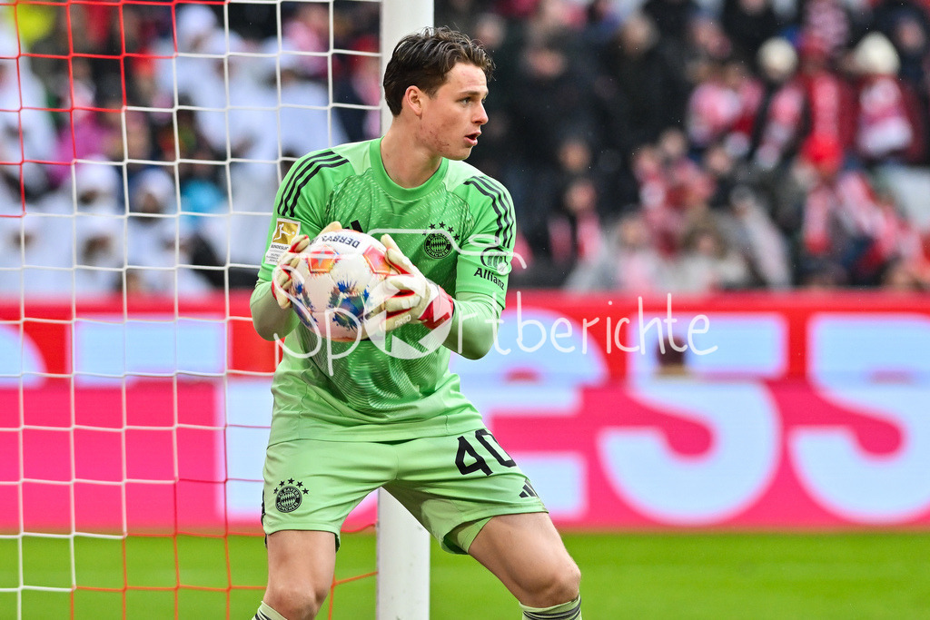 FC Bayern München - Eintracht Frankfurt | MUNICH, GERMANY - 21. FEBRUARY: am BAll Jonas Kurt URBIG (FC Bayern Munich 40)/ Einzelfoto / Freisteller während dem Bundesligamatch zwischen dem FC Bayern München und der SG Eintracht Frankfurt am 23. Spieltag in der Allianz Arena / DFL REGULATIONS PROHIBIT ANY USE OF PHOTOGRAPHS AS IMAGE SEQUENCES AND/OR QUASI-VIDEO