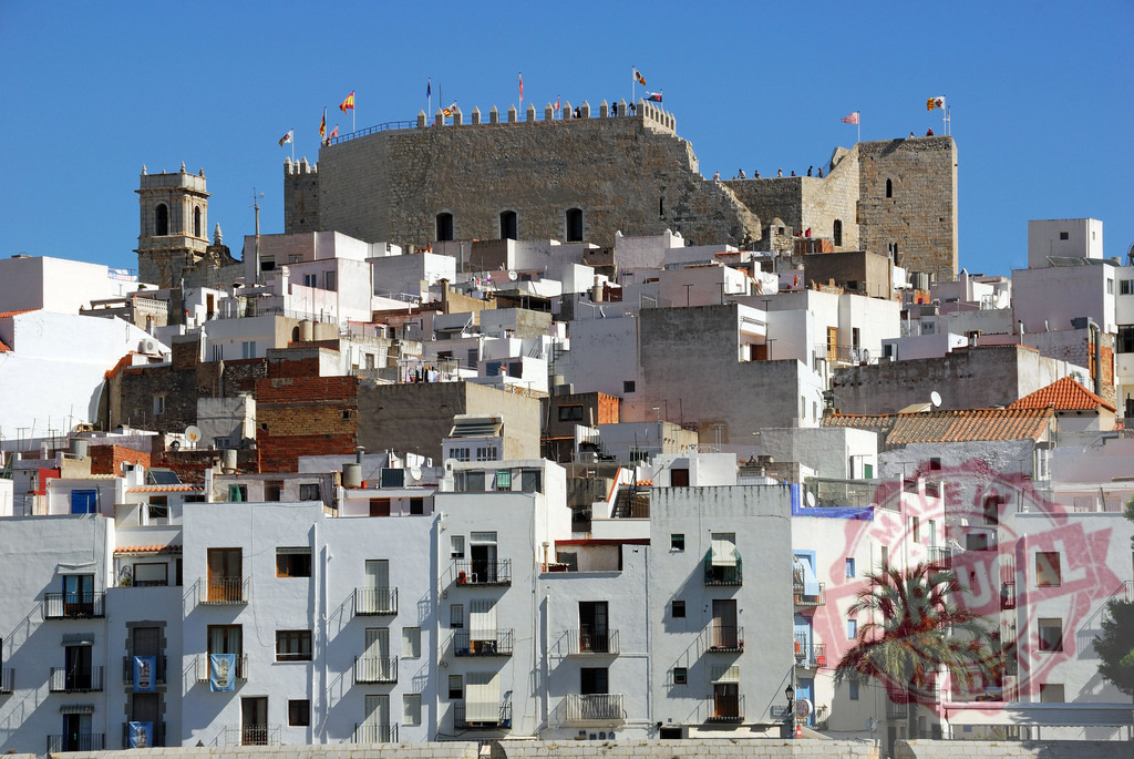 Peniscola Castle of Papa Luna with old town architecture. Spain - Castellon | Buildings of Peniscola old town built below the ancient Templar fortress on a clear sunny day - Realisiert mit Pictrs.com