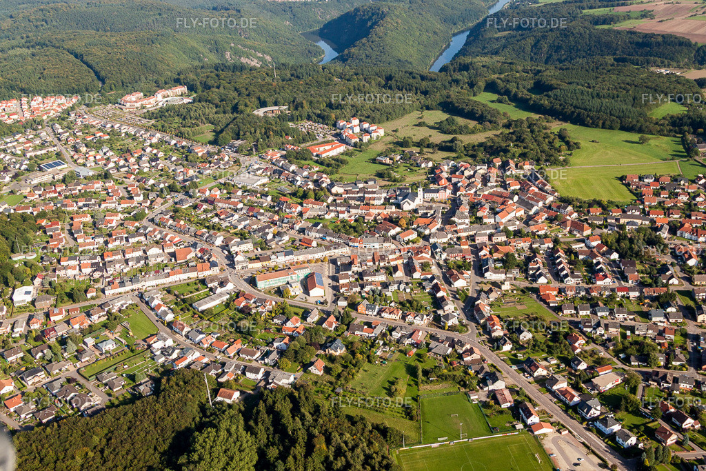 Ortsansicht der Straßen und Häuser der Wohngebiete | Luftbild: Ortsansicht der Straßen und Häuser der Wohngebiete im Ortsteil Orscholz in Mettlach im Bundesland Saarland in Deutschland. Foto: IMG_33777.jpg vom 11.09.2010 durch Werner Riehm/FLY-FOTO.de - Realisiert mit Pictrs.com