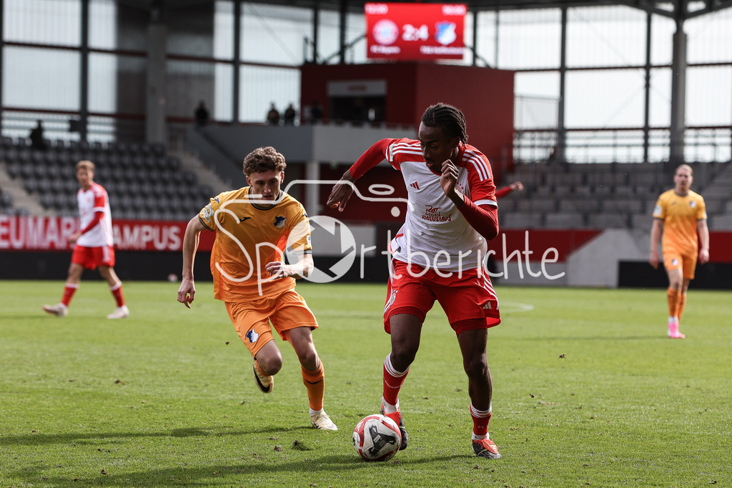 FC Bayern München U19 - TSG 1899 Hoffenheim U19 | im Duell Jonah KUSI-ASARE (FCB #9) mit David GIRMANN (TSG #14) / Zweikampf