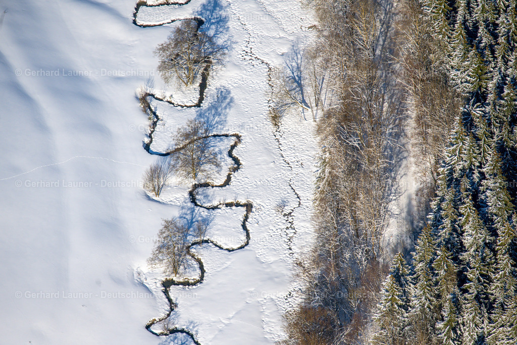 4043660 | WINTERBERG 13.02.2021 Winterlich schneebedeckte Mäandernde, serpentinenförmiger Kurvenverlauf eines Bach - Flüßchens Büre in Winterberg im Sauerland im Bundesland Nordrhein-Westfalen, Deutschland. // Wintry snowy meandering, serpentine curve of a river Buere in Winterberg on Sauerland in the state North Rhine-Westphalia, Germany. Foto: Gerhard Launer