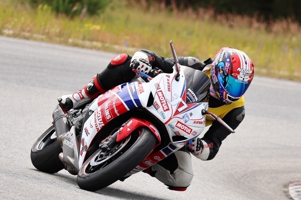 0037-20240704_01724 | Schöne Erinnerungen an spannende Momente - das festzuhalten ist unser Job. PIXELrace.de ist seit 2003 auf den Rennstrecken Europas unterwegs um die Action draußen beim Fahren und die wunderbare Stimmung imm Fahrerlager für euch einzufangen.