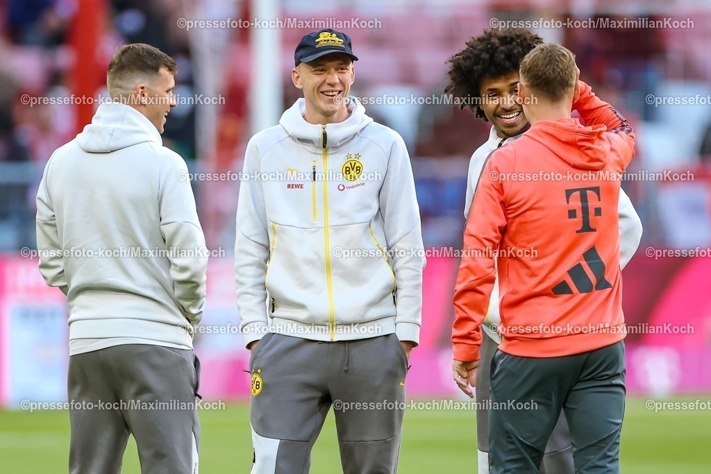FCB18102501036 | 18.10.2025, Fußball, FC Bayern München - Borussia Dortmund, 1. Fußball Bundesliga, 7. Spieltag, Allianz Arena, Saison 2025 2026: Platzbegehung vor dem Spiel - Pascal Groß (BVB #13) Maximilian Beier (BVB #14) Karim Adeyemi (BVB #27) neben Joshua Kimmich (FC Bayern Muenchen #06) DFB regulations prohibit any use of photographs as image sequences and or quasi-video.