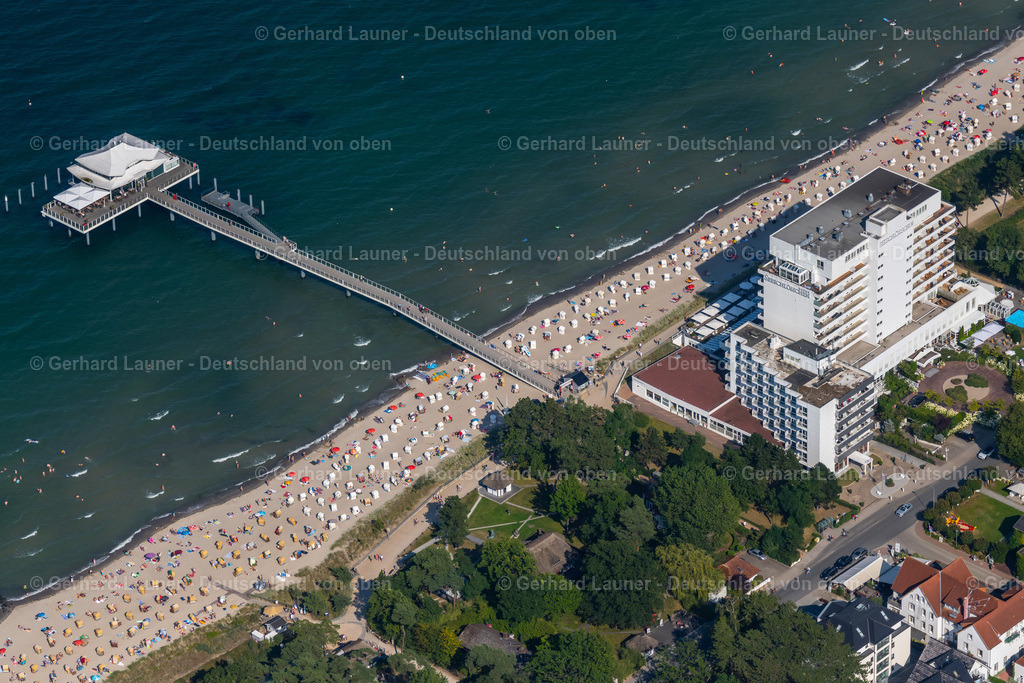 4038177 | Hotel Seeschlößchen, TIMMENDORFER STRAND 07.08.2020 Laufflächen und Konstruktion der Seebrücke über der Wasseroberfläche mit japanischem Teehaus in Timmendorfer Strand im Bundesland Schleswig-Holstein, Deutschland. Weiterführende Informationen bei: Timmendorfer Strand Niendorf Tourismus GmbH. // Running surfaces and construction of the pier over the water surface . in Timmendorfer Strand in the state Schleswig-Holstein, Germany. Further information at: Timmendorfer Strand Niendorf Tourismus GmbH. Foto: Gerhard Launer
