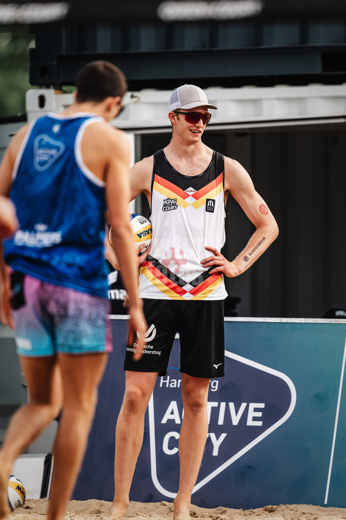 Beachvolleyball | Männer | Queen and King of the Court | Hamburg | 30.05.2024 | Philipp Huster mit dem Ball