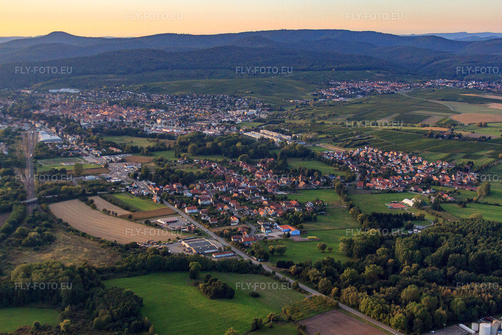 Vue aérienne: Vue de la ville depuis le sud-est à le quartier Altenstadt in Wissembourg dans le département Bas Rhin, France – .Photo: IMG_53760.jpg prise le 30/09/2012 par Werner Riehm/FLY-FOTO.eu – Résolution de l'original: 4752 x 3168 px