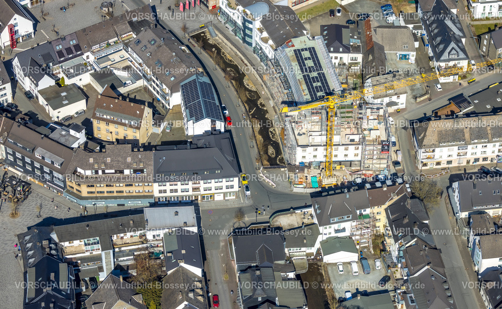 Meschede250304878 | Luftbild, Baustelle mit Baukran am Winziger Platz Ecke Zeughausstraße und Fluss Henne Promenade, Meschede-Stadt, Meschede, Sauerland, Nordrhein-Westfalen, Deutschland