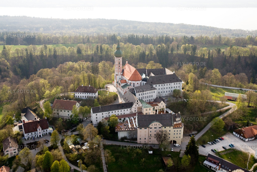 Luftbild: Benediktinerkloster Andechs,, Kirche und mittelalterlicher Wallfahrtsort in erhöhter Lage, mit Brauerei und Biergarten im Ortsteil Erling in Andechs im Bundesland Bayern in Deutschland. – Foto: IMG_17911.jpg vom 15.04.2009 durch Werner Riehm/FLY-FOTO.de – Auflösung des Originals: 4134 x 2756 px – Kloster Andechs