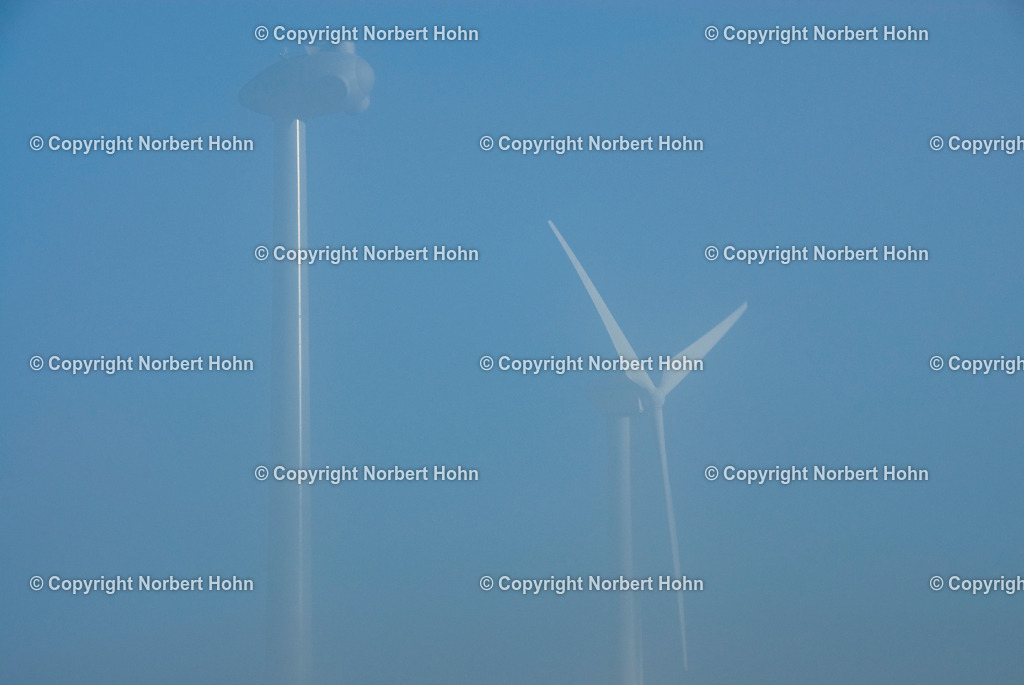 Deutschland - Norddeutschland - Niedersachsen | Windräder im Morgennebel bei Westerstede im Ammerland. - Realisiert mit Pictrs.com