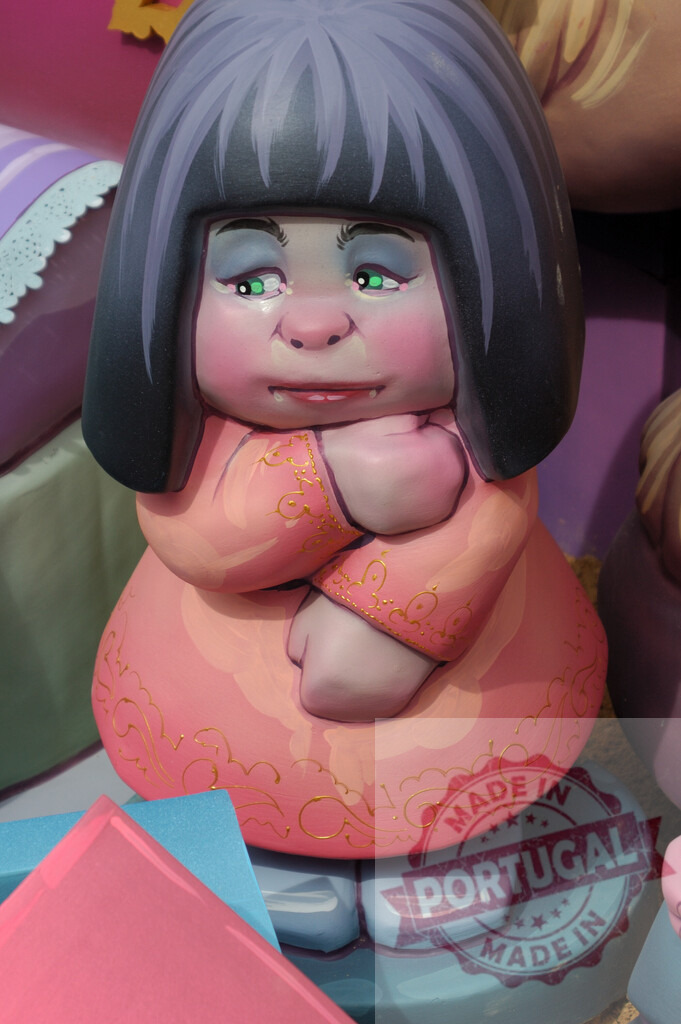 Traditional Fallas festival ninot depicting an old woman. Fallas Fiestas Communidad Valenciana | Colorful Fallas ninot sculpture portraying a woman with sad expression during the Spanish festival - Realisiert mit Pictrs.com