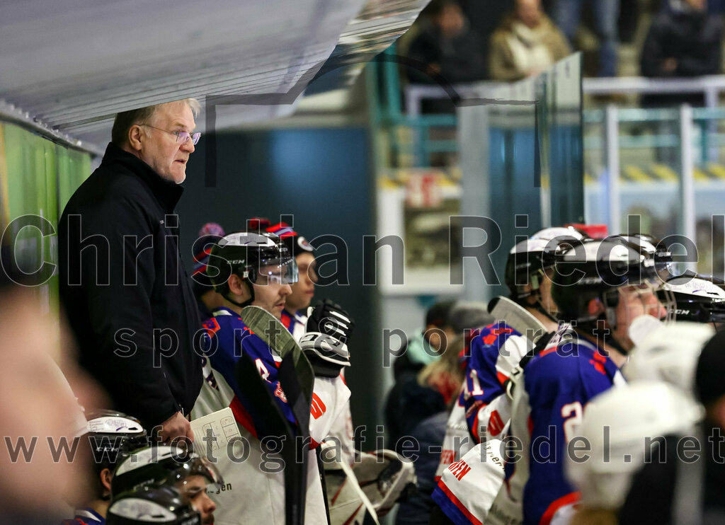 2023-01-22_028_Eishockey_TSV_Erding_gegen_ESC_Dorfen | Erding, Deutschland, 22.01.2023:
Eishockey, Bayernliga 2022 / 2023, 29. Spieltag, TSV Erding gegen ESC Dorfen, Endergebnis: 6:2

Trainer Franz Steer (ESC Dorfen)

Foto: Christian Riedel / fotografie-riedel.net