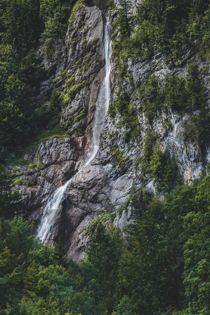 Wasserfall | FI-LO Bildershop – Entdecken Sie beeindruckende Fotografie und inspirierende Videoproduktionen. Tauchen Sie ein in faszinierende Welten und lassen Sie sich von meinen einzigartigen Werken auf eine emotionale Reise mitnehmen. Perfekt für Kunstliebhaber und - Realisiert mit Pictrs.com
