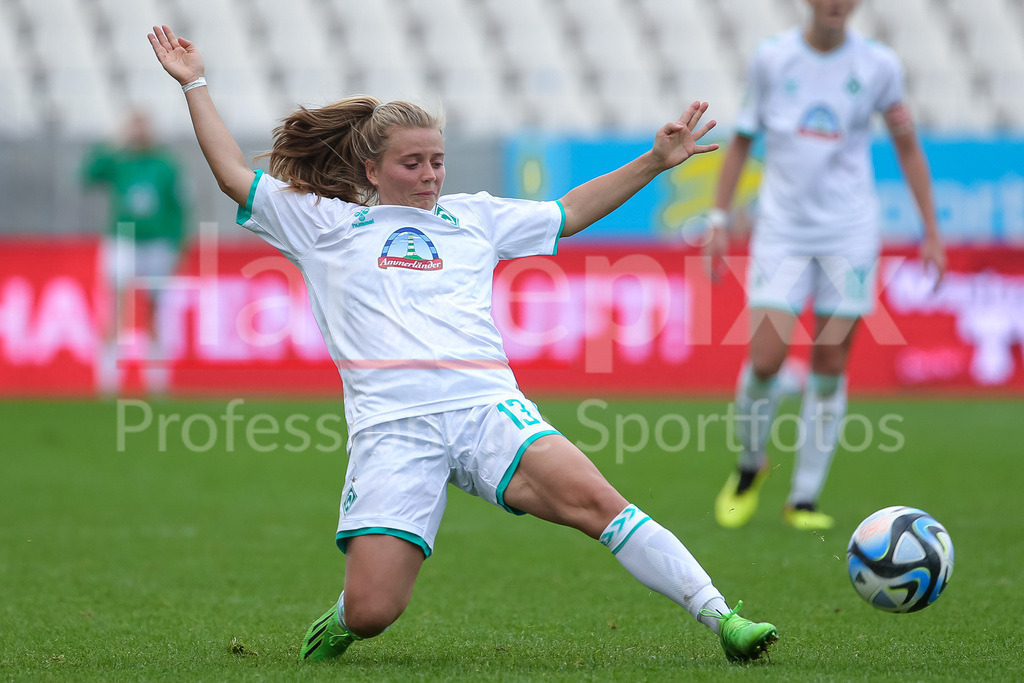 Fussball, Google Pixel Frauen-Bundesliga, SGS Essen - SV Werder Bremen | v.li.: Ricarda Walkling (SV Werder Bremen, 13) am Ball, Einzelbild, Ganzkörper, Aktion, Action, Spielszene, DIE DFB-RICHTLINIEN UNTERSAGEN JEGLICHE NUTZUNG VON FOTOS ALS SEQUENZBILDER UND/ODER VIDEOÄHNLICHE FOTOSTRECKEN. DFB REGULATIONS PROHIBIT ANY USE OF PHOTOGRAPHS AS IMAGE SEQUENCES AND/OR QUASI-VIDEO.