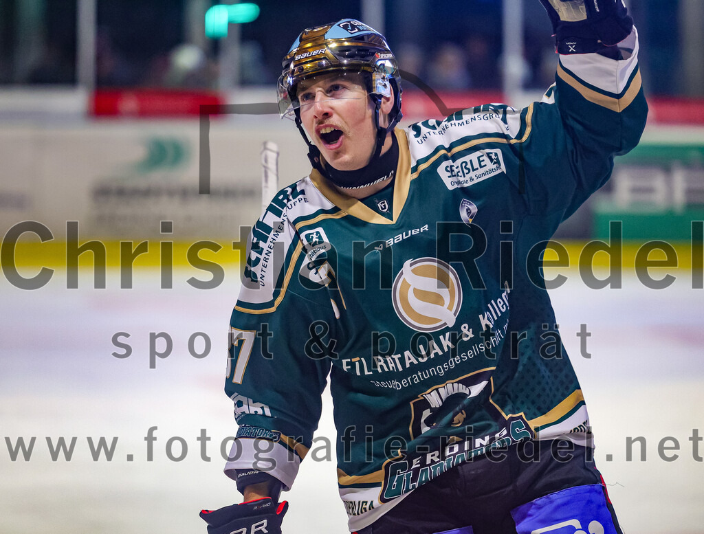 2025-11-30_166_TSV_Erding_gegen_EC_Peiting | Erding, Deutschland, 30.11.2025:Eishockey, Oberliga Süd 2025 / 2026, 22. Spieltag, TSV Erding gegen EC Peiting, Endergebnis: 5:1Thomas Matheson (Erding Gladiators, #37) erhöht zum 2:0 für ErdingFoto: Christian Riedel / fotografie-riedel.net