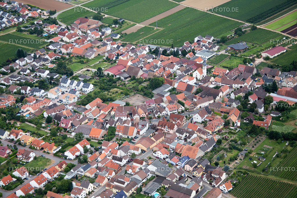 Dorf - Ansicht am Rande von landwirtschaftlichen Feldern und Nutzflächen | Luftbild: Dorf - Ansicht am Rande von landwirtschaftlichen Feldern und Nutzflächen in Gönnheim im Bundesland Rheinland-Pfalz in Deutschland. Foto: IMG_092147.jpg vom 16.07.2016 durch Werner Riehm/FLY-FOTO.de - Realisiert mit Pictrs.com