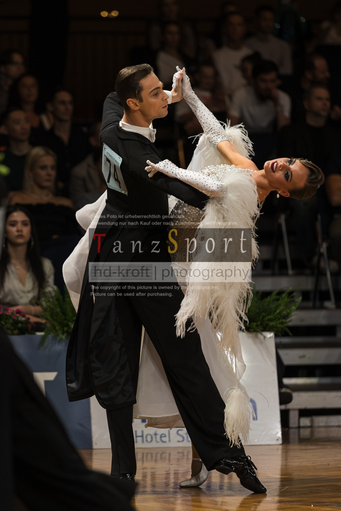 20250820_WDSF Standard Rising Stars R3-3186 | Tanzsportbilder, Standardtanz, Lateintanz, WDSF, DTV, LTVB, dancecomp, goc, hessen tanzt, blaues band der spree, walzer, tango, wiener walzer, slowfox, quickstepp, samba, rumba, cha-cha-cha, paso doble. jive, hd-kroft photography, turniertanzsport