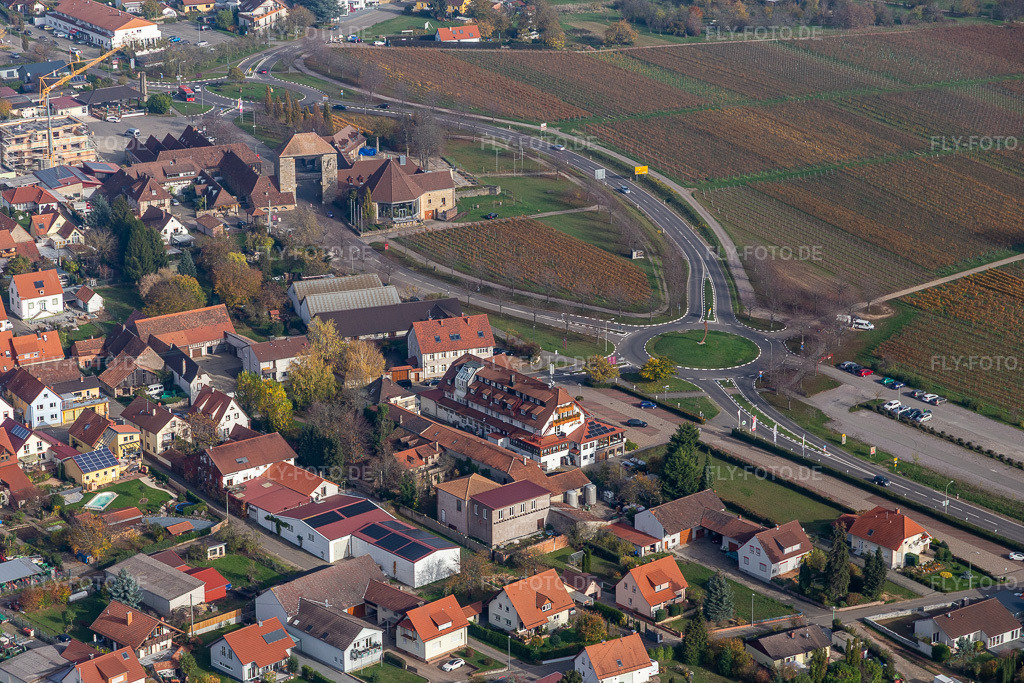 Luftbild: Hotel Restaurant Schweigener Hof im Ortsteil Schweigen in Schweigen-Rechtenbach im Bundesland Rheinland-Pfalz in Deutschland. Foto: IMG_123805.jpg vom 07.11.2020 durch Werner Riehm/FLY-FOTO.de