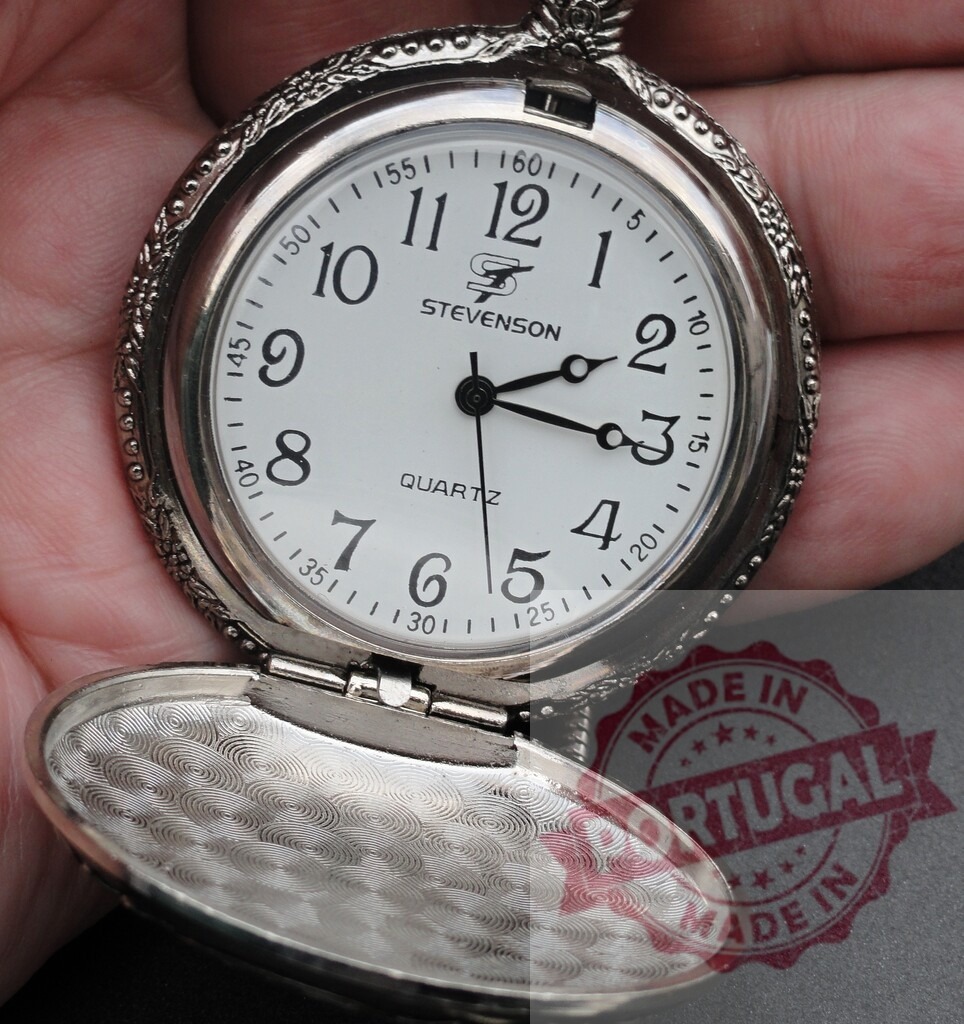 Hand holding Stevenson quartz pocket watch | Hand holding an open silver vintage style pocket watch on a dark background - Realisiert mit Pictrs.com