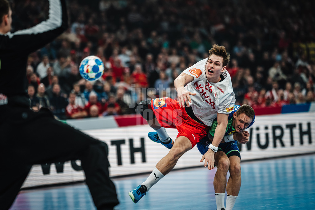 Handball | Herren | EHF EURO 2024 | European Championshop Men 2024 Final Tournament | Slowenien vs. Dänemark | 23.01.2024 | Lukas Lindhard Jorgensen (#25, Dänemark, DEN) beim Wurf aufs Tor