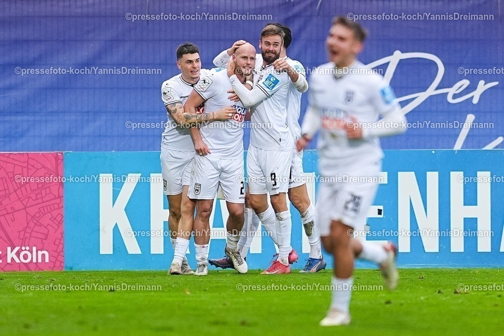 xYDRx06122501041 | 06.12.2025, xydrx, Fußball, 3.Liga, FC Viktoria Köln - SSV Ulm 1846, Saison 2025 2026, Sportpark Höhenberg: Torjubel nach dem Tor zum 1:0 für den SSV Ulm 1846 durch Torschütze Marcel Seegert (SSV Ulm 1846 #21)  zusammen mit Niklas Koelle (SSV Ulm 1846 #32)  und Lucas Roeser (SSV Ulm 1846 #9)       DFB regulations prohibit any use of photographs as image sequences and or quasi-video.Photo: xYannisxDreimannxPressefotoKochx