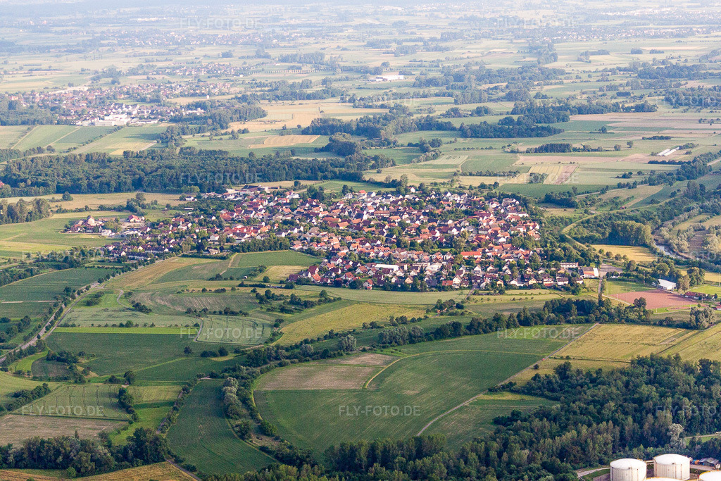 Luftbild: Dorfansicht im Ortsteil Leutesheim in Kehl im Bundesland Baden-Württemberg in Deutschland. Foto: IMG_28877.jpg vom 14.06.2010 durch Werner Riehm/FLY-FOTO.de