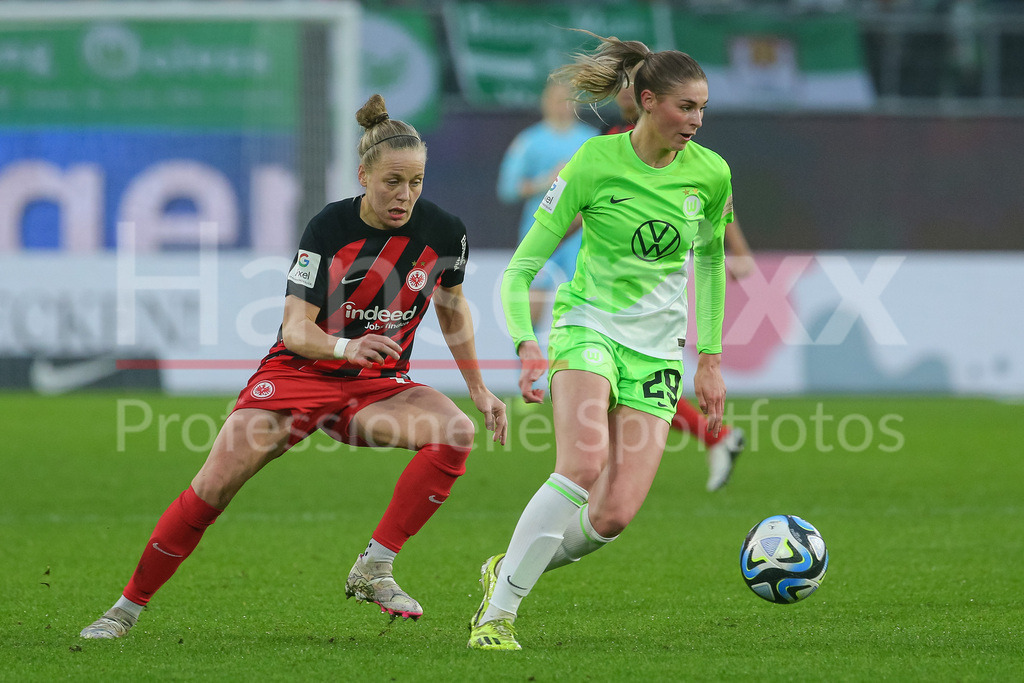 Fussball, Google Pixel Frauen-Bundesliga, VfL Wolfsburg - Eintracht Frankfurt | v.li.: Pia-Sophie Wolter (Eintracht Frankfurt, 17) und Jule Brand (VfL Wolfsburg, 29) im Zweikampf, Duell, Dynamik, Aktion, Action, Spielszene, DIE DFB-RICHTLINIEN UNTERSAGEN JEGLICHE NUTZUNG VON FOTOS ALS SEQUENZBILDER UND/ODER VIDEOÄHNLICHE FOTOSTRECKEN. DFB REGULATIONS PROHIBIT ANY USE OF PHOTOGRAPHS AS IMAGE SEQUENCES AND/OR QUASI-VIDEO.
