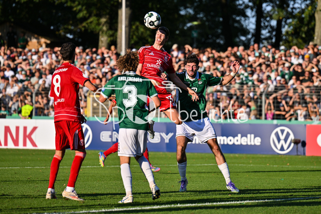 1. FC Schweinfurt 05 - Fortuna Düsseldorf | v. l. Anouar El AZZOUZI (Fortuna 8) / Devin ANGLEBERGER (Schweinfurt 3), Cedric ITTEN (Fortuna 13) und Lucas ZELLER (Schweinfurt 6) / Zweikampf / DFB-Pokal: 1. FC Schweinfurt 05 - Fortuna Düsseldorf; Riedel-Bau Arena am 18.08.2025