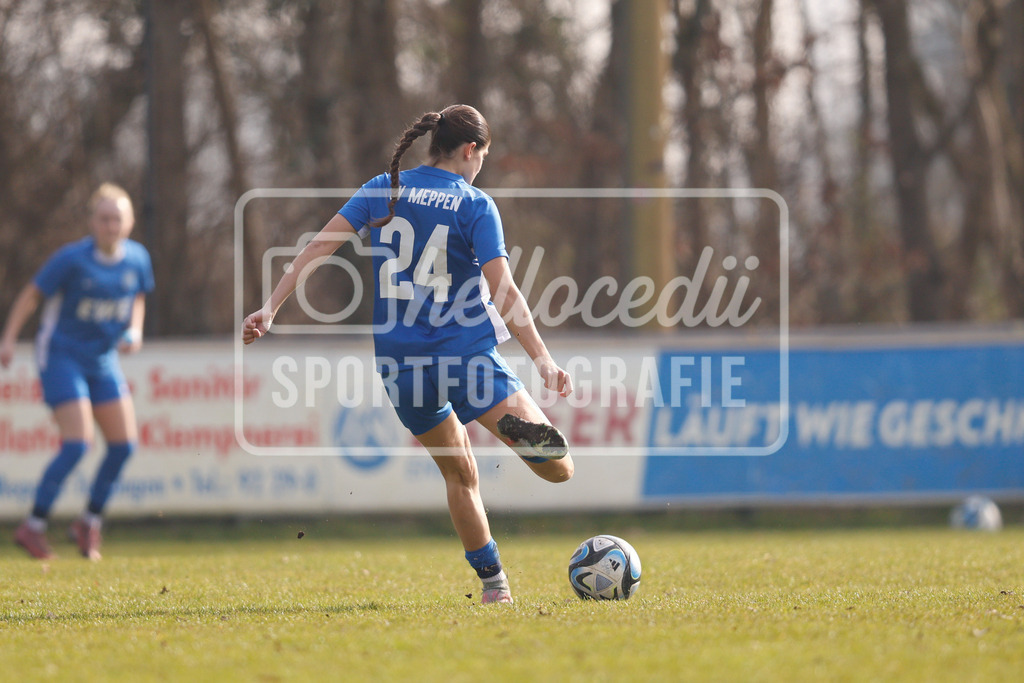 Fußball I Frauen I Saison 2025-2026 I Oberliga Niedersachsen I 15. Spieltag I SV Meppen 1912 e.v. U20 2 - BW Hollage -6 | Emma Kobytzki (24, SV Meppen 1912 e.v.) Spielt den Ball zur Mitspielerin. - Realisiert mit Pictrs.com