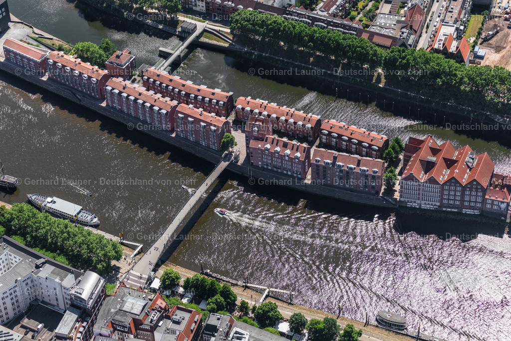 4029660 | BREMEN 01.06.2020 Wohnhaus- Bebauung auf der Halbinsel Teerhof an der Weser in Bremen, Deutschland. // Residential house development on the peninsula Teerhof in Bremen, Germany. Foto: Gerhard Launer