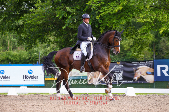 DKP41773 | Deine Turnierfotos vom Reitturnier online kaufen: Dressur, Springen & Siegerehrung. Professionelle Pferdefotografie aus dem Rheinland – als Download & Print.Alternative: Turnierfotograf für den Pferdesport: Finde deine Fotos von Dressur- und Springturnier
