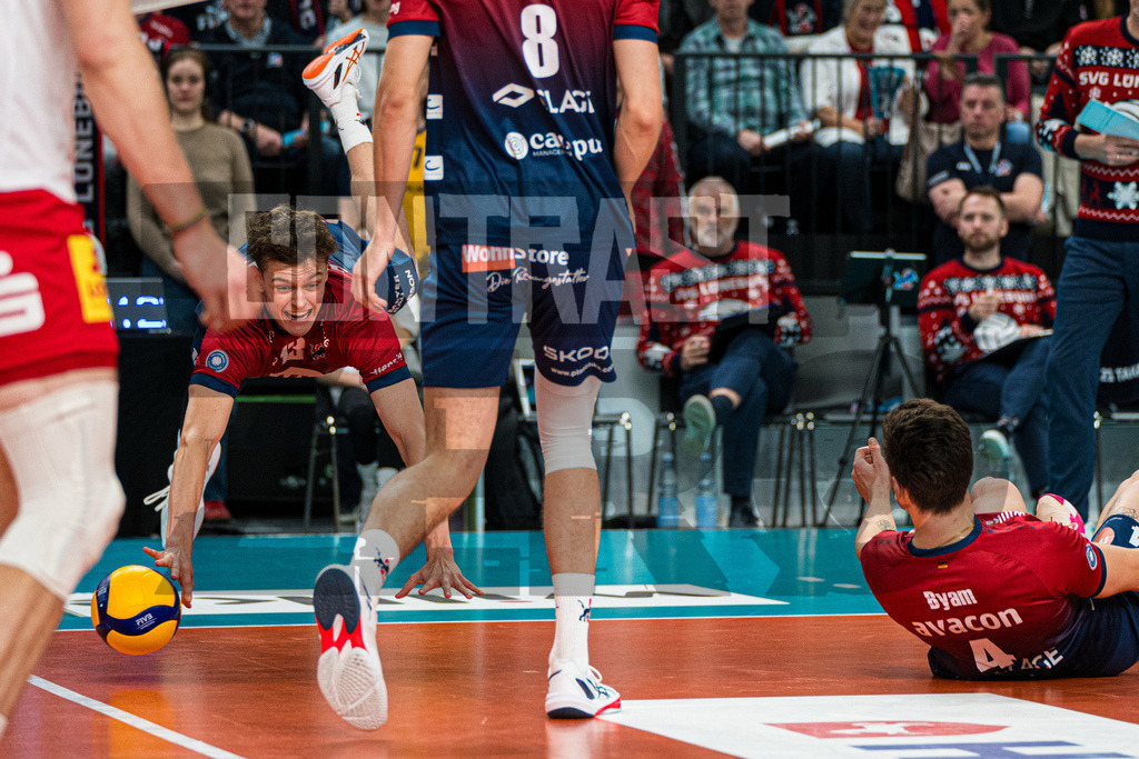 Volleyball I Herren I Saison 2025/2026 I Bundesliga I 8. Spieltag I SVG Lüneburg - SV Warnemünde | Neo Laumann (13, SVG Lüneburg) springt zum Ball - Realisiert mit Pictrs.com