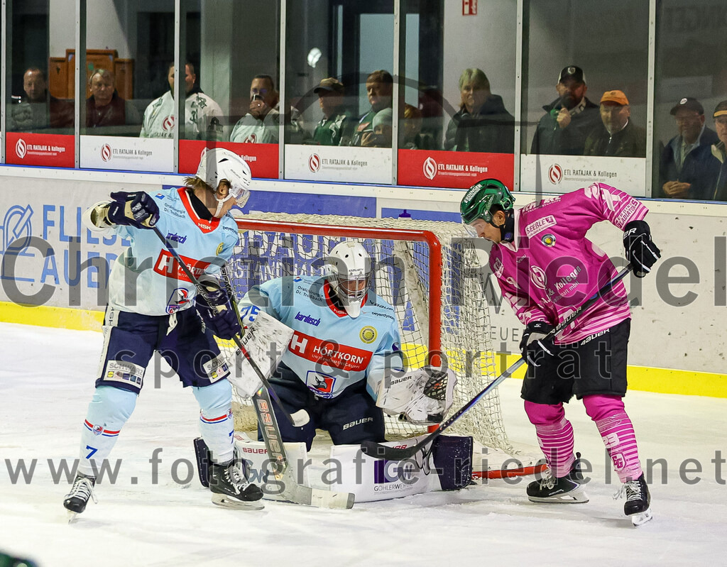 2025-10-05_127_TSV_Erding_gegen_Heilbronner_Falken | Erding, Deutschland, 05.10.2025:Eishockey, Oberliga Süd 2025 / 2026, 6. Spieltag, TSV Erding gegen Heilbronner Falken, Endergebnis: 3:1Spencer Berry (Heilbronner Falken, #7), Torwart Franz Jokinen (Heilbronner Falken, #75), Lukas Gaus (Erding Gladiators, #23)Foto: Christian Riedel / fotografie-riedel.net