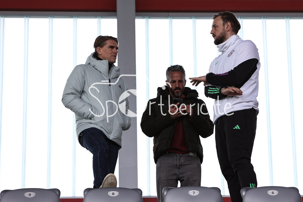 FC Bayern München U19 - TSG 1899 Hoffenheim U19 | FCB Sportdirektor Christoph FREUND (links) im Gespraech mit FCB U19 Trainer Rene MARIC (rechts)