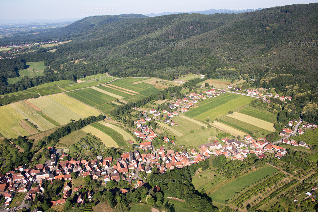 Vue aérienne: Vue du village à Cleebourg dans le département Bas Rhin, France. Photo: IMG_082984.jpg prise le 26/06/2015 par Werner Riehm/FLY-FOTO.eu – Résolution de l'original: 5472 x 3648 px
