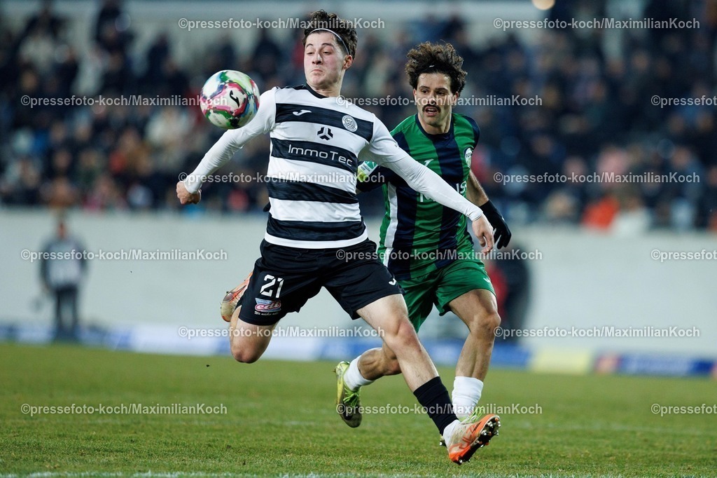 xKWIx03122501035 | 03.12.2025, xKWIx, Fußball, Westfalenpokal, Viertelfinale, SG Wattenscheid 09 - FC Gütersloh, Lohrheidestadion: Abid Yanik (SG Wattenscheid 09 #21) im Zweikampf gegen Paolo Maiella (FC Gütersloh #9) Photo: xKamilxWilkowskixPressefotoKochx